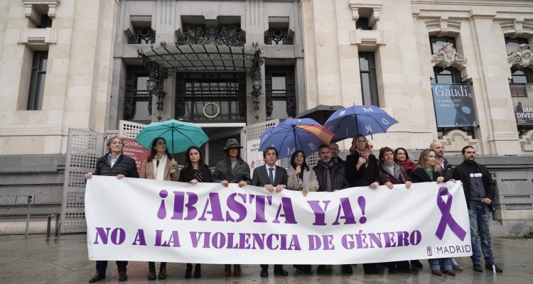 Almeida y Villacís, junto a miembros del equipo de Gobierno y representantes municipales en el minuto de silencio