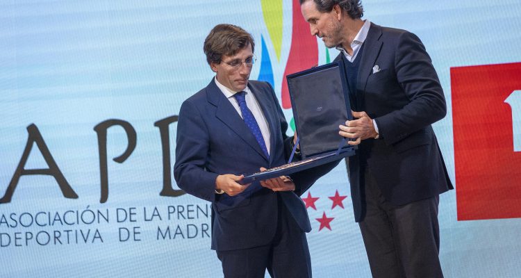 Almeida recibe el premio de manos de Petrosi
