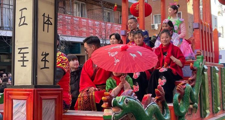 Carroza con dragón y niños en el desfile del Año Nuevo chino 2023