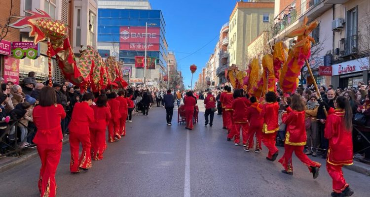 Danzas en el desfile del Año NUevo chino en Usera