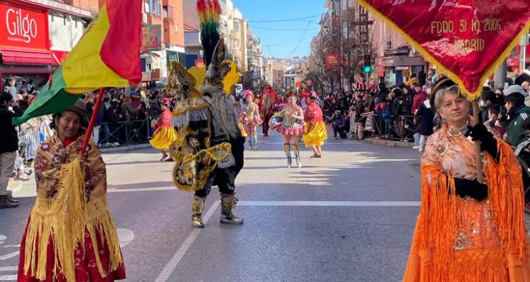 Danzas en el desfile del Año Nuevo chino en Usera