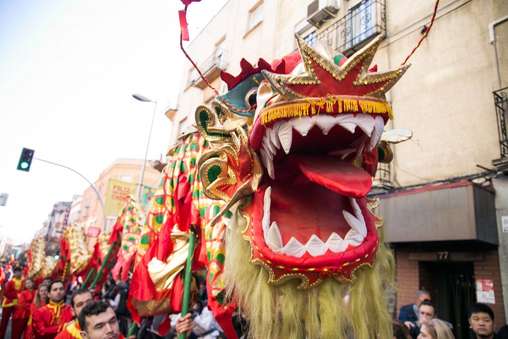 Dragón de colores en el pasacalles del Año Chino