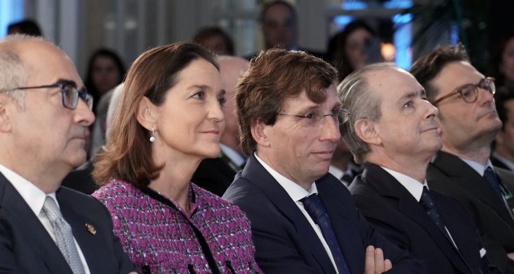 El alcalde de Madrid, José Luis Martínez-Almeida, y la ministra de Industria, Comercio y Turismo, en la inauguración de la 13ª edición de Spain Investors Day