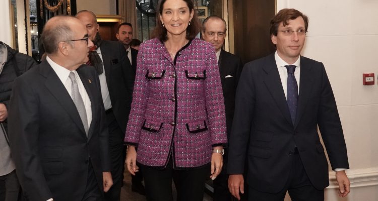 El alcalde de Madrid, José Luis Martínez-Almeida, y la ministra de Industria, Comercio y Turismo, en la inauguración de la 13ª edición de Spain Investors Day
