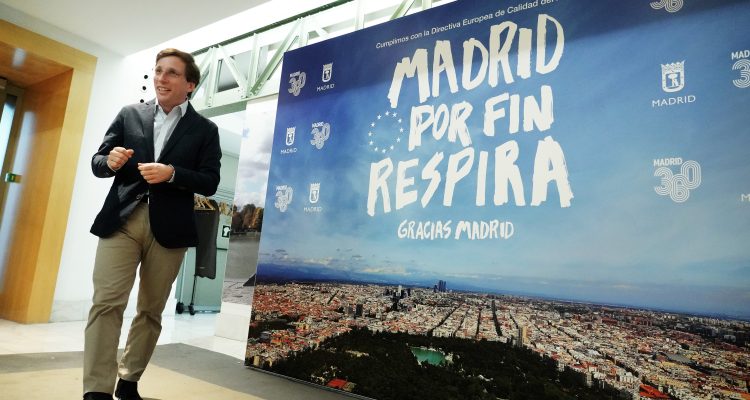 El alcalde de Madrid, José Luis Martínez-Almeida, durante la rueda de prensa en la que ha informado de los datos sobre la calidad del aire