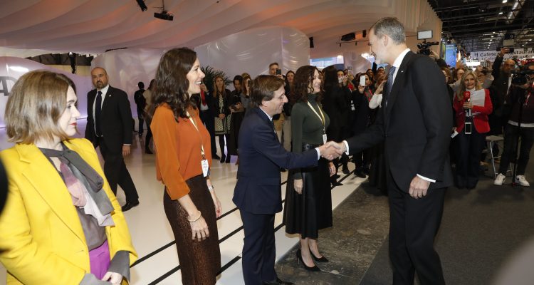Sus Majestades los Reyes en el estand de Madrid en Fitur