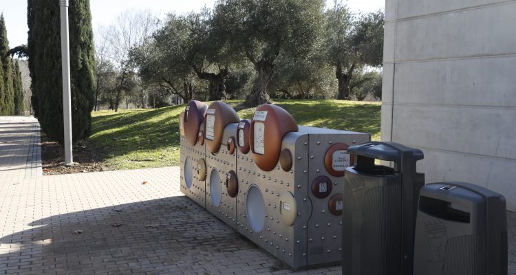 Papeleras modelo Cibeles y Punto Limpio de Proximidad