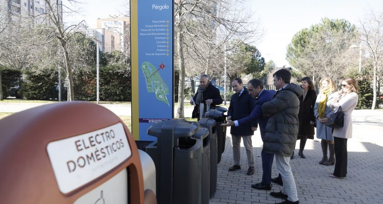 El delegado de Medio Ambiente y Movilidad, Borja Carabante, durante la visita al Punto Limpio de Proximidad