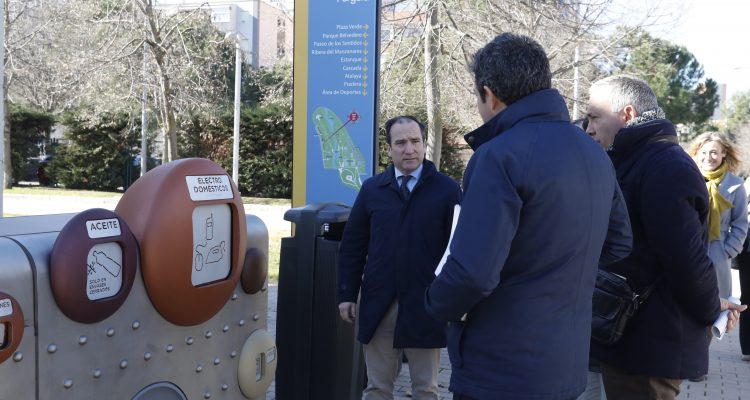 El delegado de Medio Ambiente y Movilidad, Borja Carabante, durante la visita al Punto Limpio de Proximidad