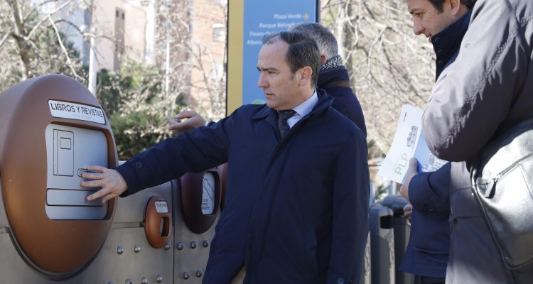 El delegado de Medio Ambiente y Movilidad, Borja Carabante, durante la visita al Punto Limpio de Proximidad