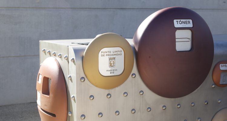 Papeleras modelo Cibeles y Punto Limpio de Proximidad