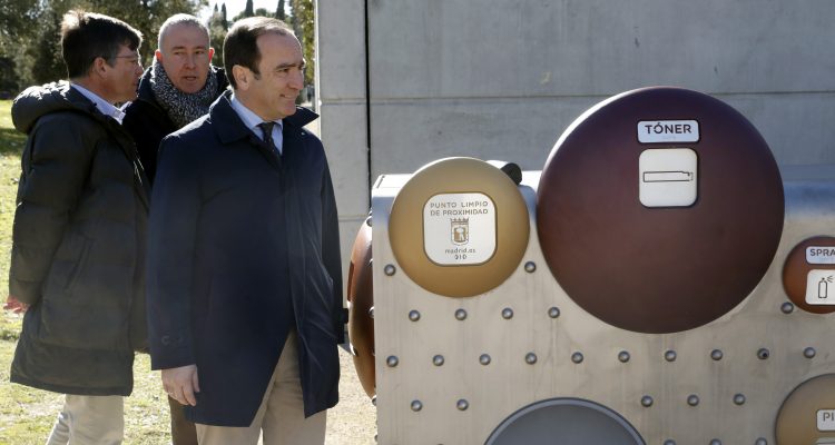 El delegado de Medio Ambiente y Movilidad, Borja Carabante, durante la visita al Punto Limpio de Proximidad
