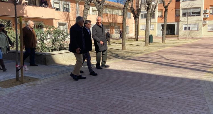 El concejal de Carabanchel, Álvaro González, visita la colonia Diego Velázquez