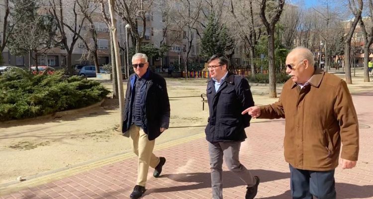 El concejal de Carabanchel, Álvaro González, visita la colonia Diego Velázquez