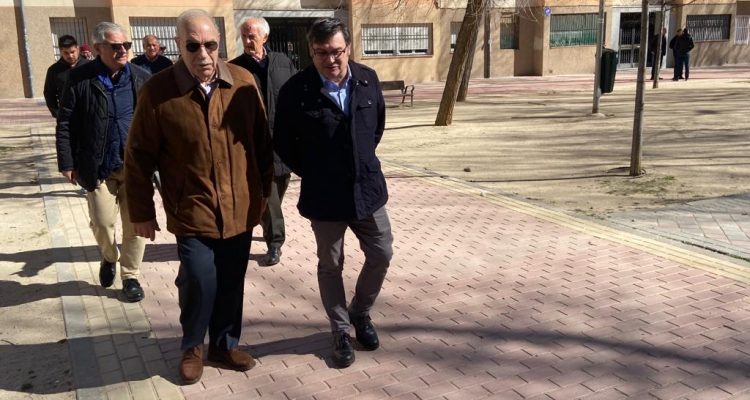 El concejal de Carabanchel, Álvaro González, visita la colonia Diego Velázquez