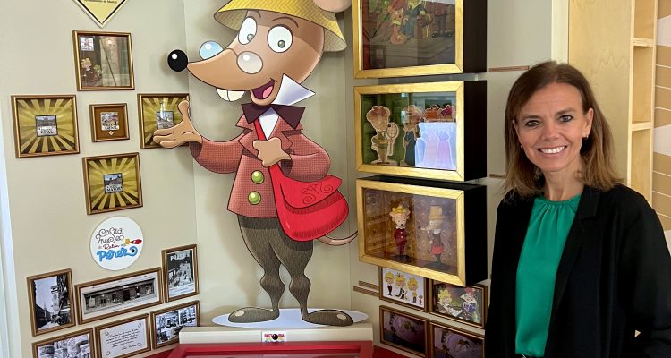 La concejala delegada de Turismo, Almudena Maíllo, con el material de la campaña de turismo familiar