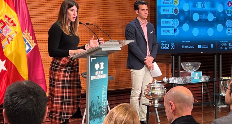 Sofía Miranda durante los sorteos de las copas de hockey