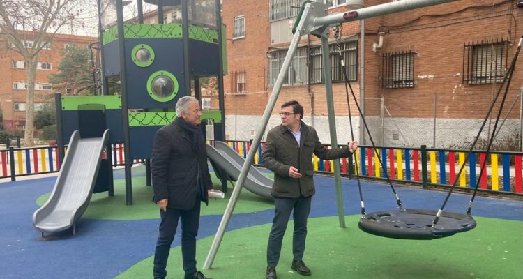 parque infantil entre las calles de Tinamús, Hornero y Girasol
