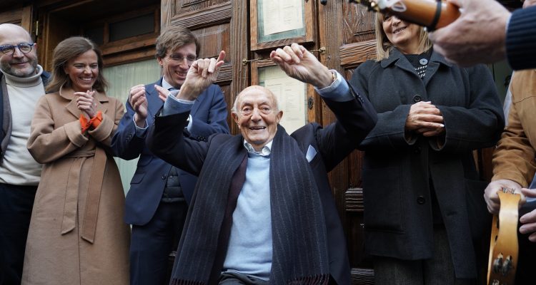 El alcalde durante el homenaje a Lucio Blázquez
