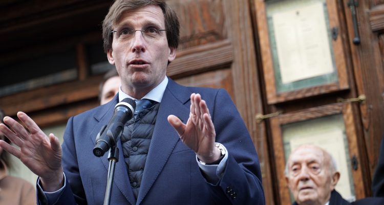 El alcalde durante el homenaje a Lucio Blázquez