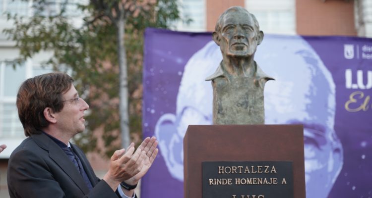 El alcalde, José Luis Martínez-Almeida, durante el homenaje a Luis Aragonés
