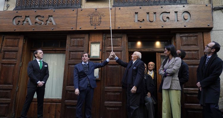 El alcalde y la vicealcaldesa durante el homenaje a Lucio Blázquez