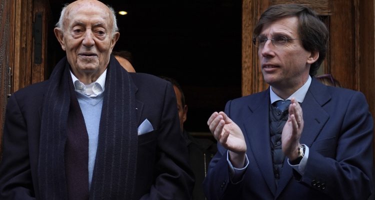 El alcalde durante el homenaje a Lucio Blázquez