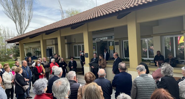 placa en homenaje a los mayores fallecidos durante la pandemia a causa de la COVID-19 en el Centro Municipal de Mayores Castilla