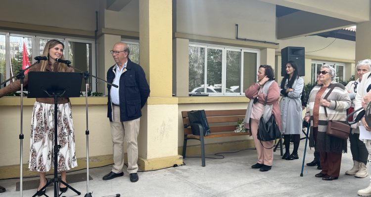 placa en homenaje a los mayores fallecidos durante la pandemia a causa de la COVID-19 en el Centro Municipal de Mayores Castilla