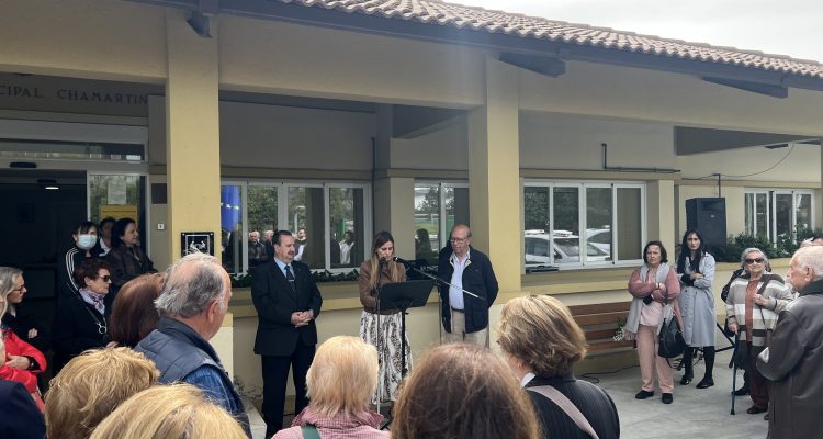 placa en homenaje a los mayores fallecidos durante la pandemia a causa de la COVID-19 en el Centro Municipal de Mayores Castilla