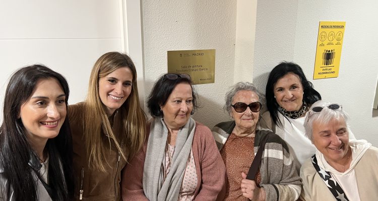 placa en homenaje a los mayores fallecidos durante la pandemia a causa de la COVID-19 en el Centro Municipal de Mayores Castilla