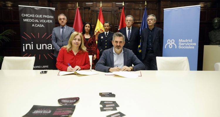 Inmaculada Sanz y Pepe Aniorte durante la firma del convenio