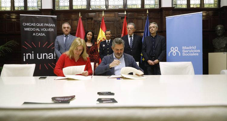 Inmaculada Sanz y Pepe Aniorte durante la firma del convenio