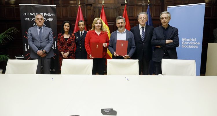 Inmaculada Sanz y Pepe Aniorte durante la firma del convenio