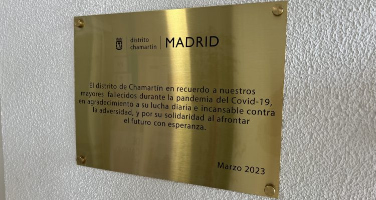 placa en homenaje a los mayores fallecidos durante la pandemia a causa de la COVID-19 en el Centro Municipal de Mayores Castilla