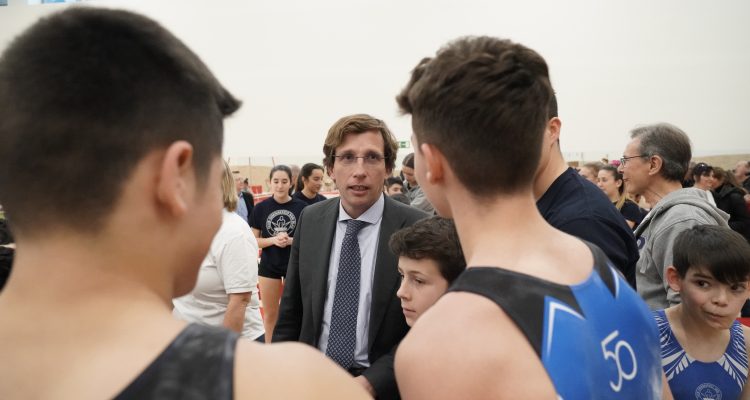 Almeda en la inauguración del Pabellón de Gimnasia Artística en el CDM San Blas