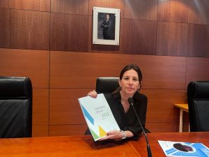 Concha Chapa muestra la Memoria 2022 del distrito de Villaverde