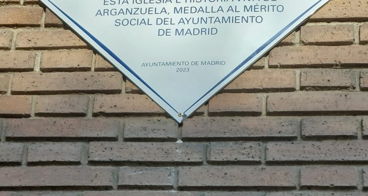 Placa conmemorativa en recuerdo al sacerdote Antonio Astillero