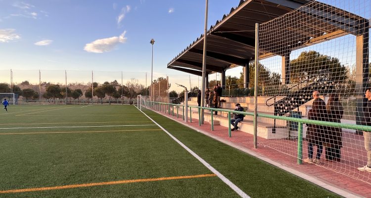 La concejala del distrito de Barajas, Sofía Miranda, en la visita a la Instalación Deportiva Básica José Luis Sánchez Juez tras las obras