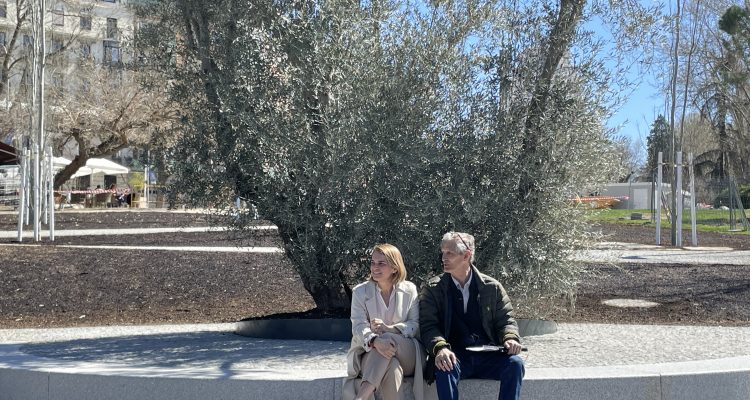La concejala Loreto Sordo visita el nuevo espacio de lectura al aire libre