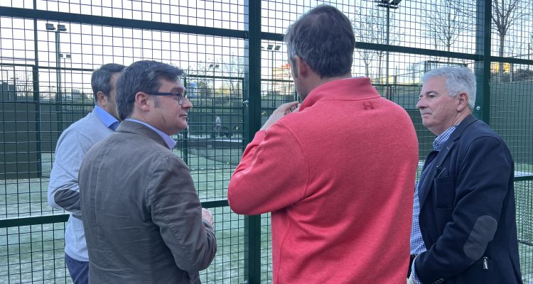 Álvaro Gómez visita la reforma de la Instalación Deportiva Básica Puente de Praga