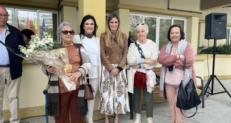 placa en homenaje a los mayores fallecidos durante la pandemia a causa de la COVID-19 en el Centro Municipal de Mayores Castilla