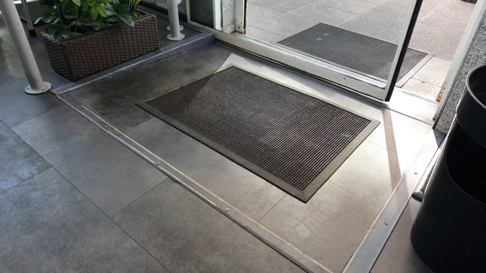 entrada accesible con alfombra