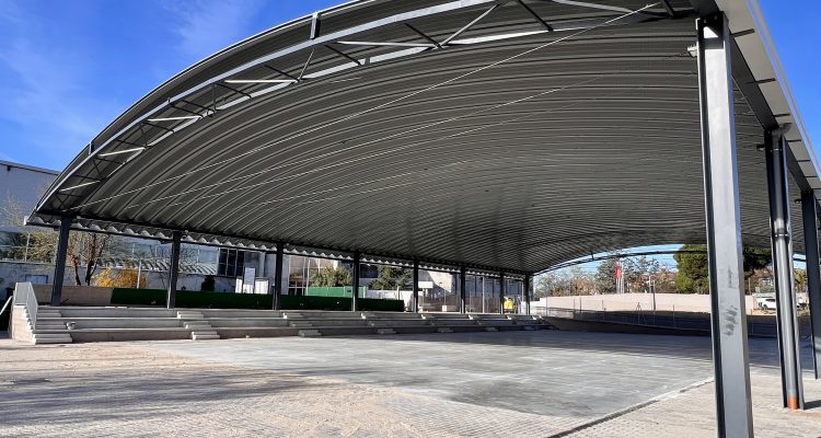 Pista patinaje con gradas