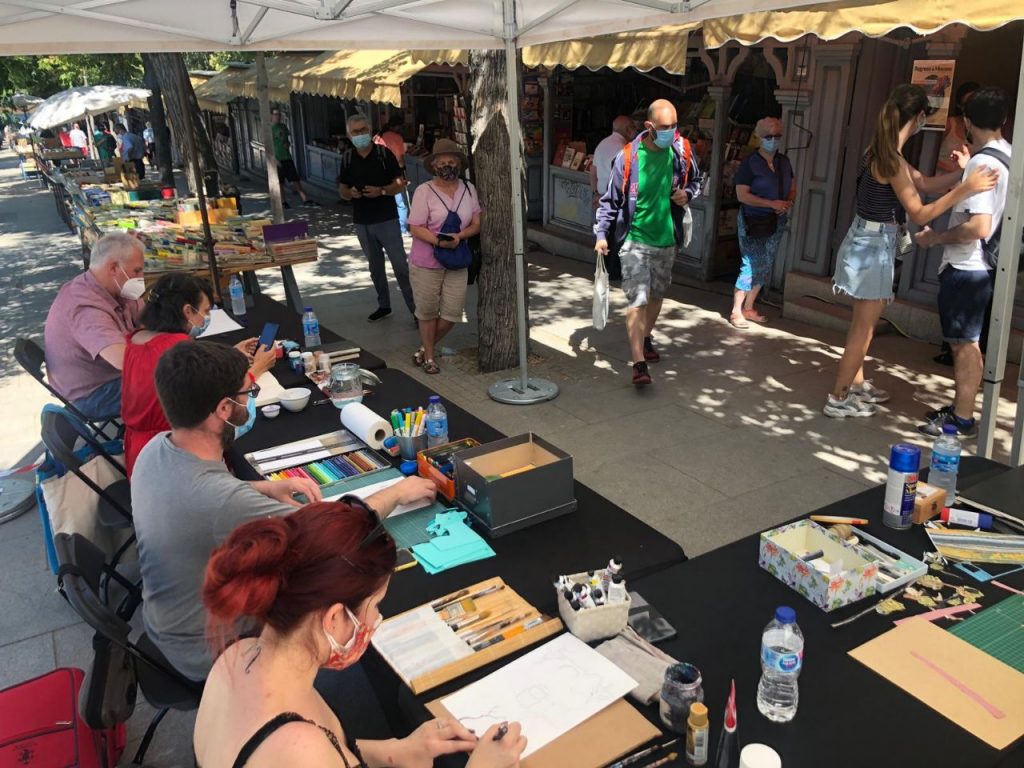 Casetas y paseantes en la cuesta de Moyano