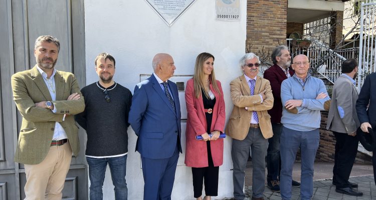 Placa homenaje a Manuel Unciti