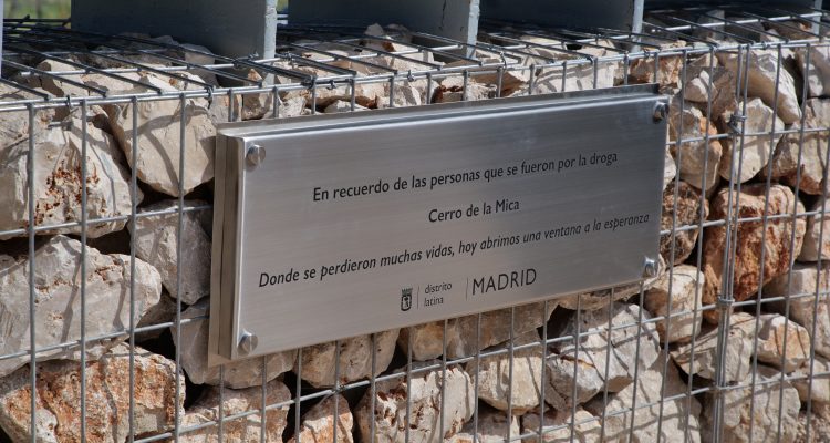 Placa conmmorativa en el momumento inaugurado en el Cerro de la Mica en recuerdo a las personas víctimas de la droga