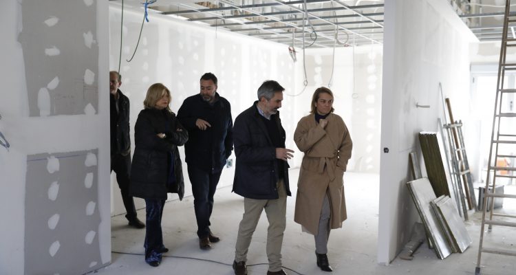 El delegado de Familias, Igualdad y Bienestar Social, la delegada de Obras y Equipamientos y la concejala de Moncloa-Aravaca durante la visita al centro en obras