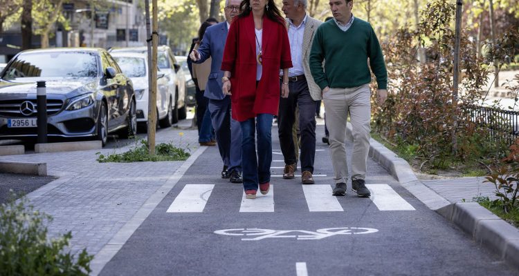 Carabante, Pinedo y Cea en el nuevo carril bici del Paseo de la Castellana
