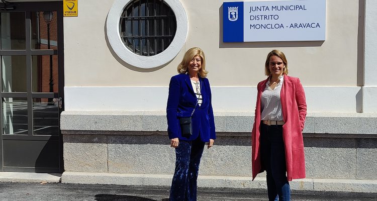 Paloma García Romero y Loreto Sordo durante la visita al edificio de Francos Rodríguez